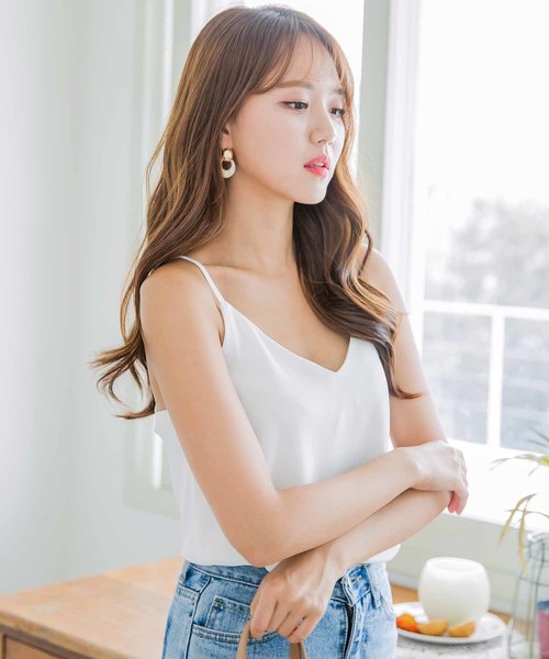 MODE ROBE（モードローブ）の「シンプルVネックキャミソール（キャミソール・レディース・ホワイト/ブラック/ミント/ピンク・FREE）」の2枚目の写真