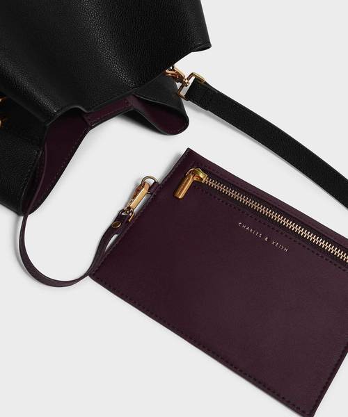 CHARLES & KEITH(チャールズ & キース)の「クラシックバケットバッグ / CLASSIC BUCKET BAG(ハンドバッグ・レディース・ブラック/レンガ/ブルー系その他3・XL)」の4枚目の写真