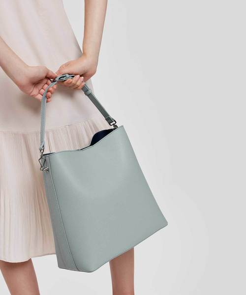 CHARLES & KEITH(チャールズ & キース)の「クラシックバケットバッグ / CLASSIC BUCKET BAG(ハンドバッグ・レディース・ブラック/レンガ/ブルー系その他3・XL)」の14枚目の写真