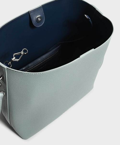 CHARLES & KEITH(チャールズ & キース)の「クラシックバケットバッグ / CLASSIC BUCKET BAG(ハンドバッグ・レディース・ブラック/レンガ/ブルー系その他3・XL)」の9枚目の写真