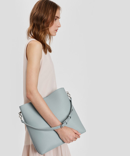 CHARLES & KEITH(チャールズ & キース)の「クラシックバケットバッグ / CLASSIC BUCKET BAG(ハンドバッグ・レディース・ブラック/レンガ/ブルー系その他3・XL)」の7枚目の写真