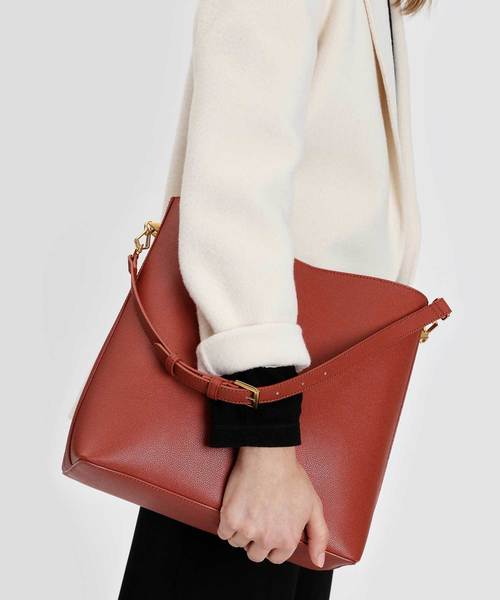 CHARLES & KEITH(チャールズ & キース)の「クラシックバケットバッグ / CLASSIC BUCKET BAG(ハンドバッグ・レディース・ブラック/レンガ/ブルー系その他3・XL)」の11枚目の写真