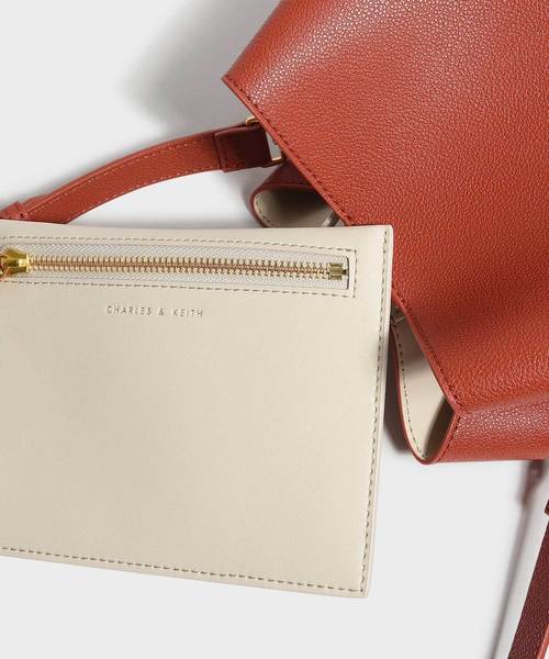 CHARLES & KEITH(チャールズ & キース)の「クラシックバケットバッグ / CLASSIC BUCKET BAG(ハンドバッグ・レディース・ブラック/レンガ/ブルー系その他3・XL)」の19枚目の写真