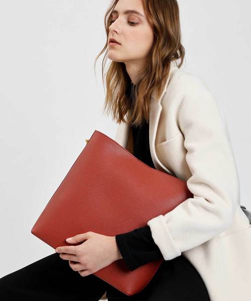 CHARLES & KEITH(チャールズ & キース)の「クラシックバケットバッグ / CLASSIC BUCKET BAG(ハンドバッグ・レディース・ブラック/レンガ/ブルー系その他3・XL)」の13枚目の写真