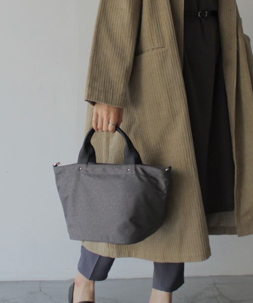 VitaFelice（ヴィータフェリーチェ）の「本革ハンドル2wayミニナイロントートバッグ（トートバッグ・レディース・ブラック/ネイビー/ライトグレー/ラベンダー/ライム/レッド/レオパード/グレー系その他/ライトベージュ/プラム/グレー系その他2/ベージュ系その他/ブルー系その他/ブラック×ブラック・FREE）」の5枚目の写真