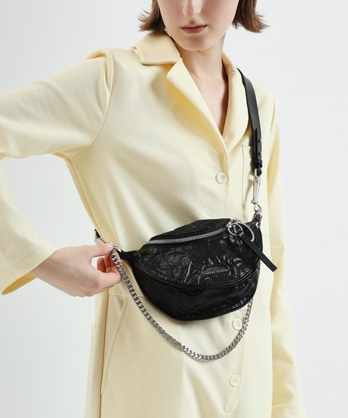 CHARLES & KEITH（チャールズ & キース）の「ラウンドジッパーリンクルドエフェクト クロスボディバッグ / Round Zipper Wrinkled Effect Crossbody Bag（ショルダーバッグ・レディース・ベージュ/バーガンディー/ダークグリーン・S）」の7枚目の写真