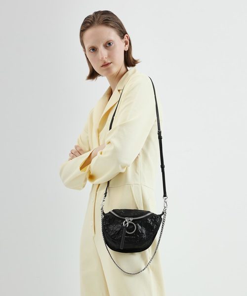 CHARLES & KEITH（チャールズ & キース）の「ラウンドジッパーリンクルドエフェクト クロスボディバッグ / Round Zipper Wrinkled Effect Crossbody Bag（ショルダーバッグ・レディース・ベージュ/バーガンディー/ダークグリーン・S）」の4枚目の写真