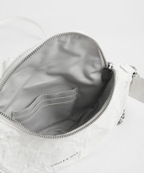 CHARLES & KEITH（チャールズ & キース）の「ラウンドジッパーリンクルドエフェクト クロスボディバッグ / Round Zipper Wrinkled Effect Crossbody Bag（ショルダーバッグ・レディース・ベージュ/バーガンディー/ダークグリーン・S）」の8枚目の写真