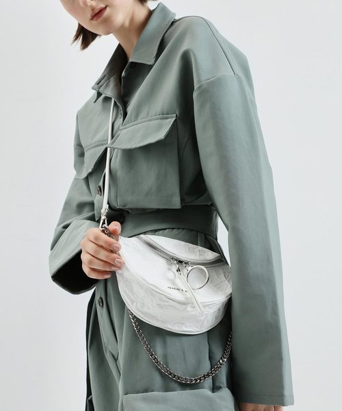 CHARLES & KEITH（チャールズ & キース）の「ラウンドジッパーリンクルドエフェクト クロスボディバッグ / Round Zipper Wrinkled Effect Crossbody Bag（ショルダーバッグ・レディース・ベージュ/バーガンディー/ダークグリーン・S）」の11枚目の写真