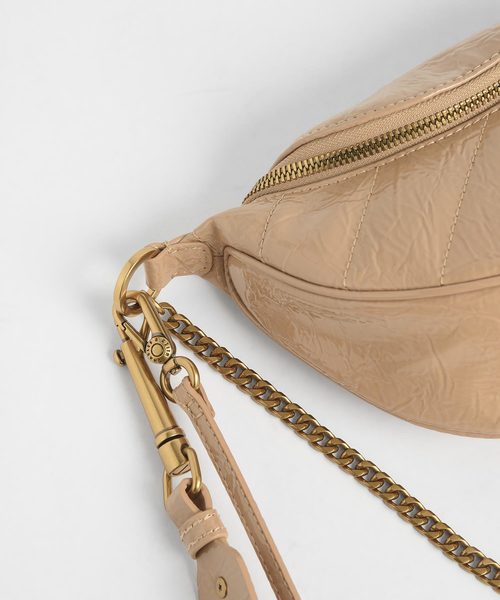 CHARLES & KEITH（チャールズ & キース）の「ラウンドジッパーリンクルドエフェクト クロスボディバッグ / Round Zipper Wrinkled Effect Crossbody Bag（ショルダーバッグ・レディース・ベージュ/バーガンディー/ダークグリーン・S）」の5枚目の写真