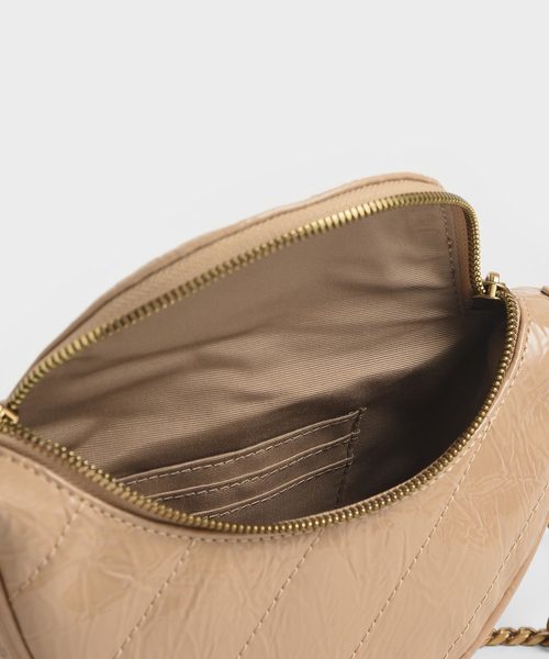 CHARLES & KEITH（チャールズ & キース）の「ラウンドジッパーリンクルドエフェクト クロスボディバッグ / Round Zipper Wrinkled Effect Crossbody Bag（ショルダーバッグ・レディース・ベージュ/バーガンディー/ダークグリーン・S）」の14枚目の写真