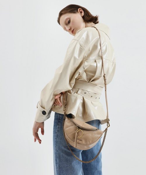 CHARLES & KEITH（チャールズ & キース）の「ラウンドジッパーリンクルドエフェクト クロスボディバッグ / Round Zipper Wrinkled Effect Crossbody Bag（ショルダーバッグ・レディース・ベージュ/バーガンディー/ダークグリーン・S）」の18枚目の写真