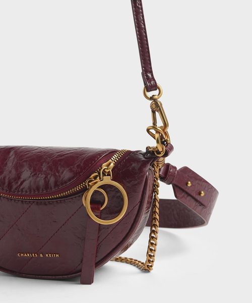 CHARLES & KEITH（チャールズ & キース）の「ラウンドジッパーリンクルドエフェクト クロスボディバッグ / Round Zipper Wrinkled Effect Crossbody Bag（ショルダーバッグ・レディース・ベージュ/バーガンディー/ダークグリーン・S）」の12枚目の写真