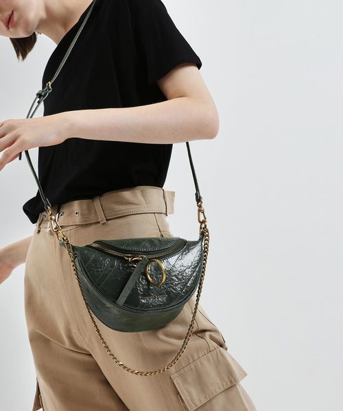 CHARLES & KEITH（チャールズ & キース）の「ラウンドジッパーリンクルドエフェクト クロスボディバッグ / Round Zipper Wrinkled Effect Crossbody Bag（ショルダーバッグ・レディース・ベージュ/バーガンディー/ダークグリーン・S）」の6枚目の写真