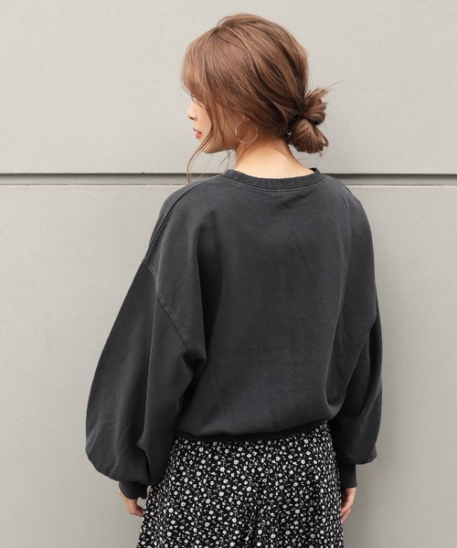 one after another NICE CLAUP(ワンアフターアナザーナイスクラップ)の「【ZOZO限定】ピグメント裏毛プルオーバー(スウェット・レディース・ベージュ/パープル/スミクロ/グレイッシュブルー・FREE)」の9枚目の写真
