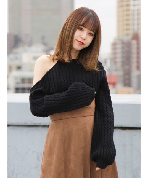 dazzlin（ダズリン）の「イレギュラーハイネックミニケーブルプルオーハ（ニット/セーター・レディース・グリーン/モカ/ピンク/ブラック/オフホワイト・FREE）」の1枚目の写真