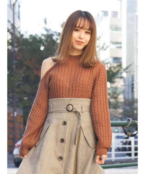 dazzlin（ダズリン）の「イレギュラーハイネックミニケーブルプルオーハ（ニット/セーター・レディース・グリーン/モカ/ピンク/ブラック/オフホワイト・FREE）」の3枚目の写真