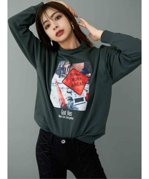 GYDA（ジェイダ）の「GOD HAS PHOTOハイネックプルオーバー（Tシャツ/カットソー・レディース・ブラック/ベージュ/グリーン・FREE）」の3枚目の写真