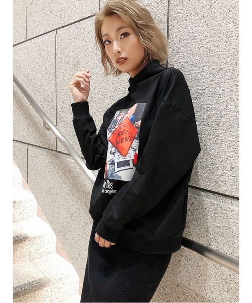 GYDA（ジェイダ）の「GOD HAS PHOTOハイネックプルオーバー（Tシャツ/カットソー・レディース・ブラック/ベージュ/グリーン・FREE）」の2枚目の写真