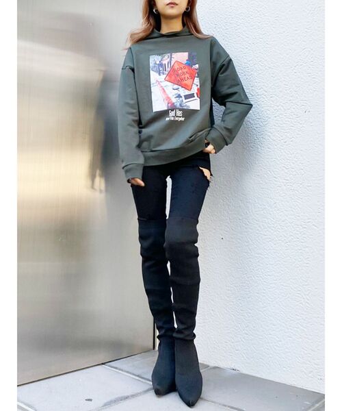 GYDA（ジェイダ）の「GOD HAS PHOTOハイネックプルオーバー（Tシャツ/カットソー・レディース・ブラック/ベージュ/グリーン・FREE）」の4枚目の写真