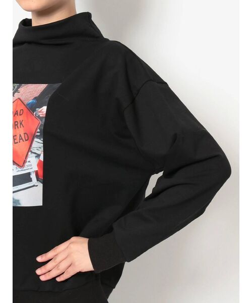 GYDA（ジェイダ）の「GOD HAS PHOTOハイネックプルオーバー（Tシャツ/カットソー・レディース・ブラック/ベージュ/グリーン・FREE）」の18枚目の写真