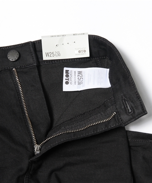 TOPSHOP(トップショップ)の「MOTO BLACK JONI JEANS/MOTO ブラックジョニージーンズ(デニムパンツ・レディース・ブラック・W28xL30/W25xL30/W30xL30)」の3枚目の写真