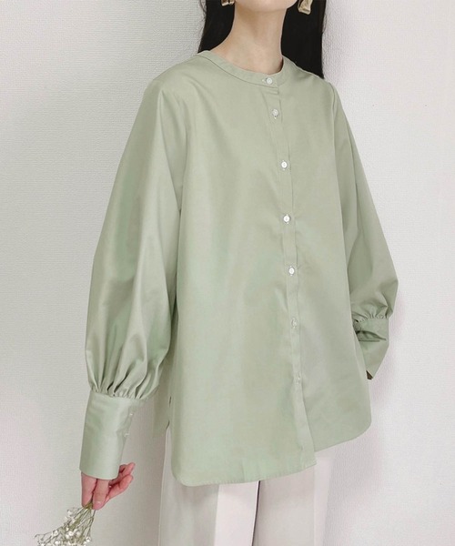 PURIL（ピュリル）の「【PURIL】2way バンドカラーギャザーデザイン ボリュームスリーブ ブラウス（シャツ/ブラウス・レディース・ホワイト/ブルー/グリーン・S/M）」の2枚目の写真