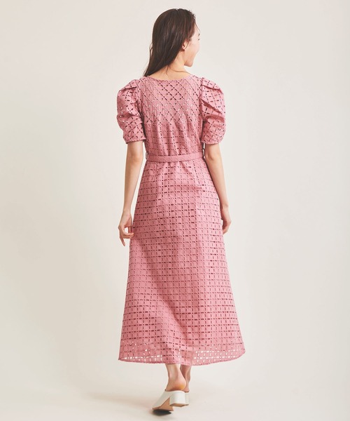 The Virgnia（ザ ヴァージニア）の「カットワーク幾何学刺繍ワンピース（ワンピース・レディース・オフホワイト/ピンク・36/38）」の9枚目の写真