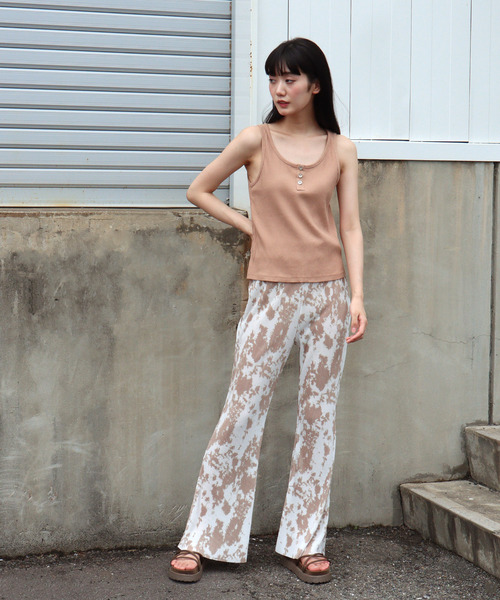 VENCEEXCHANGE（ヴァンスエクスチェンジ）の「セルフカットタイダイ柄プリーツフレアパンツ（その他パンツ・レディース・ブルー/ブラック/ベージュ・M）」の12枚目の写真