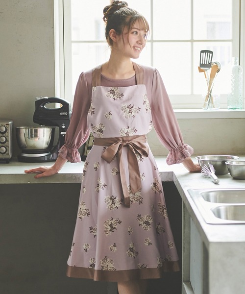 Laisse Passe レッセパッセ のファッション エプロン セール Passe レッセパッセ のエプロン サテンフラワープリントエプロン をセール価格で購入できます Laisse Laisse サテンフラワープリントエプロン エプロン 超人気モデル の