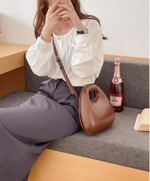 tukn.(トゥクン)の「コロンとしたショルダーバッグ(ショルダーバッグ・レディース・ブラウン/アイボリー/ブラック・FREE)」の15枚目の写真