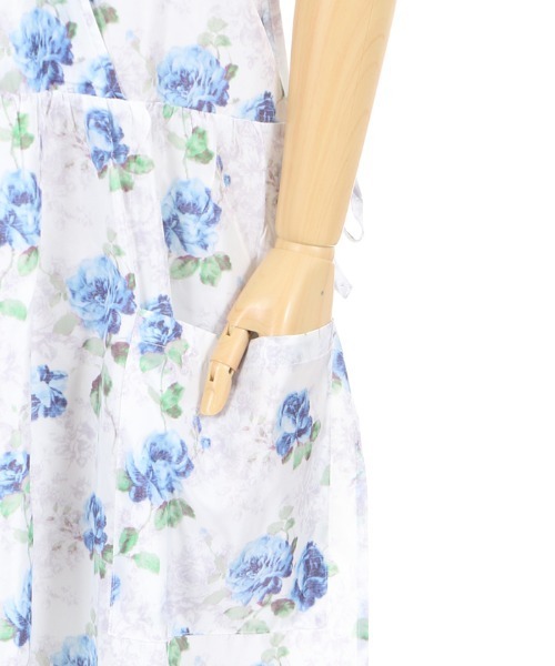 axes femme（アクシーズファム）の「エレガントローズエプロン（エプロン・レディース・ブルー/ピンク系その他・MEDIUM）」の6枚目の写真