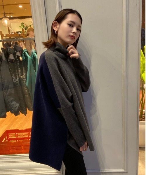 AZUL ENCANTO(アズールエンカント)の「バイカラーポンチョシルエットニット(ニット/セーター・レディース・ベージュ/ダークグレー/ライトベージュ・FREE)」の2枚目の写真