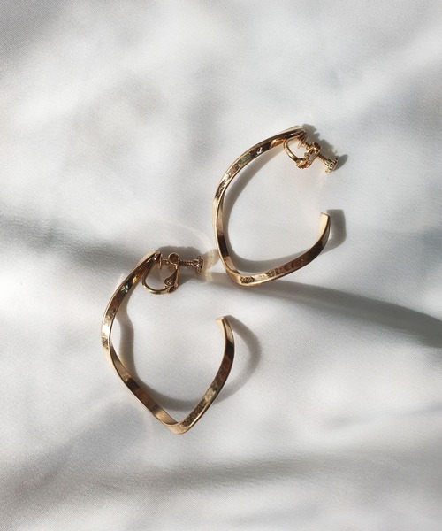 CEMONEMO（セモネモ）の「角線 ねじれ リング イヤリング（イヤリング・レディース・シルバー/ゴールド・FREE）」の2枚目の写真