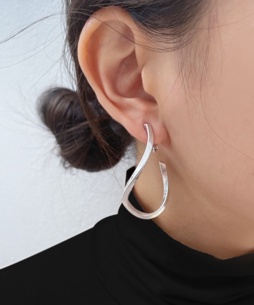 CEMONEMO（セモネモ）の「角線 ねじれ リング イヤリング（イヤリング・レディース・シルバー/ゴールド・FREE）」の3枚目の写真