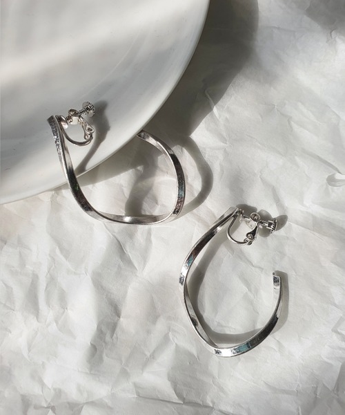 CEMONEMO（セモネモ）の「角線 ねじれ リング イヤリング（イヤリング・レディース・シルバー/ゴールド・FREE）」の6枚目の写真