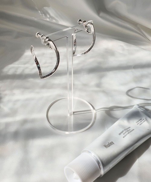 CEMONEMO（セモネモ）の「角線 ねじれ リング イヤリング（イヤリング・レディース・シルバー/ゴールド・FREE）」の14枚目の写真