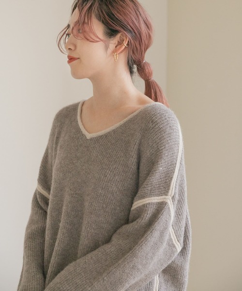 URBAN RESEARCH（アーバンリサーチ）の「パイピングVネックニット（ニット/セーター・レディース・モカ/ブラウン/アイボリー・FREE）」の3枚目の写真