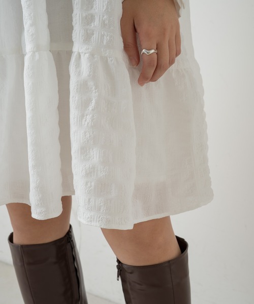 Kastane(カスタネ)の「シャーリングティアードミニワンピース(ワンピース・レディース・ブラック/オフホワイト・FREE)」の16枚目の写真