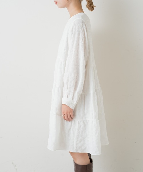 Kastane(カスタネ)の「シャーリングティアードミニワンピース(ワンピース・レディース・ブラック/オフホワイト・FREE)」の18枚目の写真