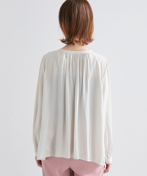 ROPE' PICNIC(ロペピクニック)の「【2WAY】メタルギャザーブラウス(シャツ/ブラウス・レディース・ベージュ/グリーン/サックスブルー/イエロー/チャコールグレー・38)」の7枚目の写真