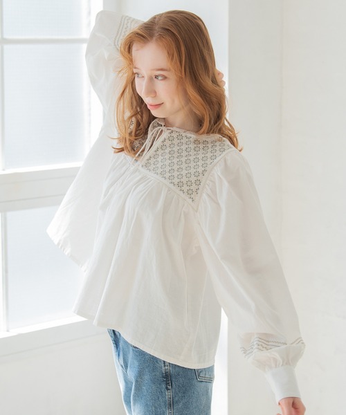 Crisp（クリスプ）の「クロスフラワーパフブラウス（シャツ/ブラウス・レディース・ホワイト/グリーン・FREE）」の2枚目の写真