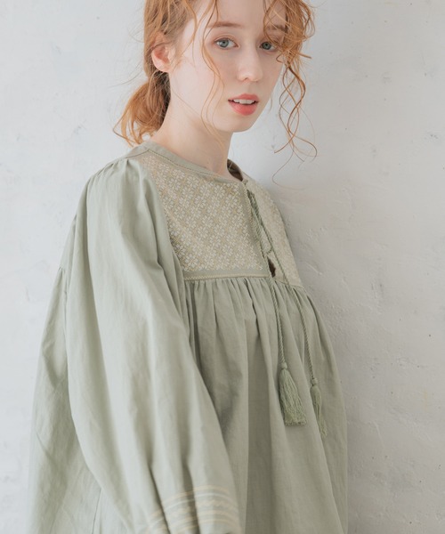 Crisp（クリスプ）の「クロスフラワーパフブラウス（シャツ/ブラウス・レディース・ホワイト/グリーン・FREE）」の18枚目の写真