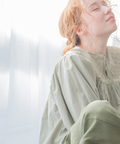 Crisp（クリスプ）の「クロスフラワーパフブラウス（シャツ/ブラウス・レディース・ホワイト/グリーン・FREE）」の20枚目の写真