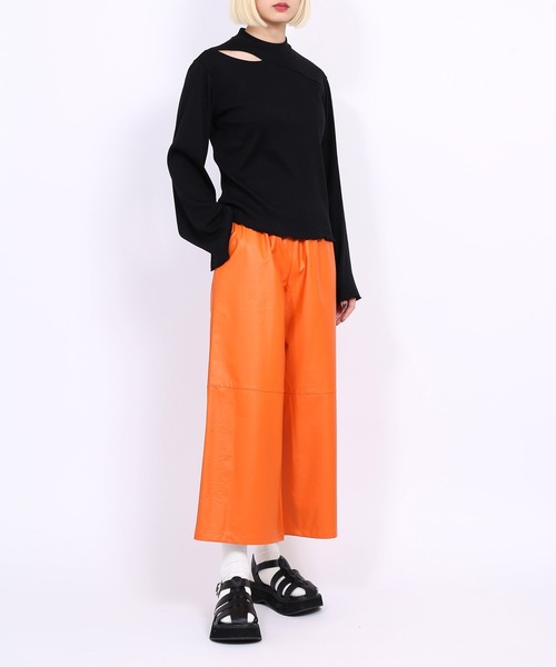 PUNYUS(プニュズ)の「カットアウトリブ長袖トップス(Tシャツ/カットソー・レディース・ブラック/オフホワイト/グリーン・1/2/4/3)」の5枚目の写真