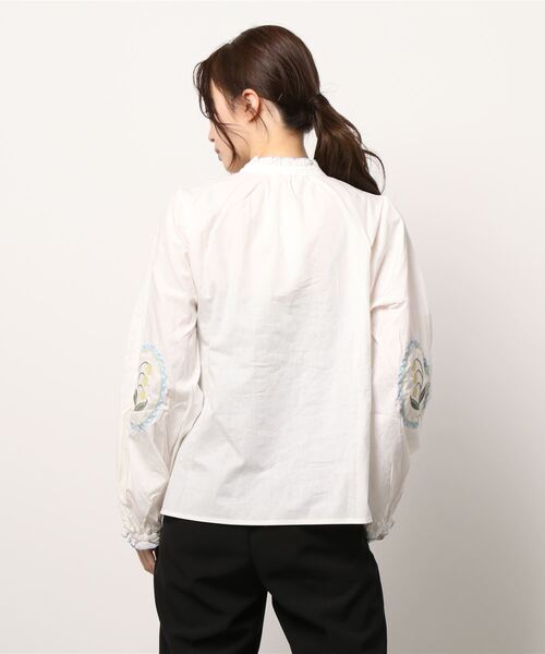 ehka sopo（エヘカソポ）の「袖刺繍ブラウス（シャツ/ブラウス・レディース・グレー/オフホワイト/キナリ・ﾌﾘ-）」の5枚目の写真