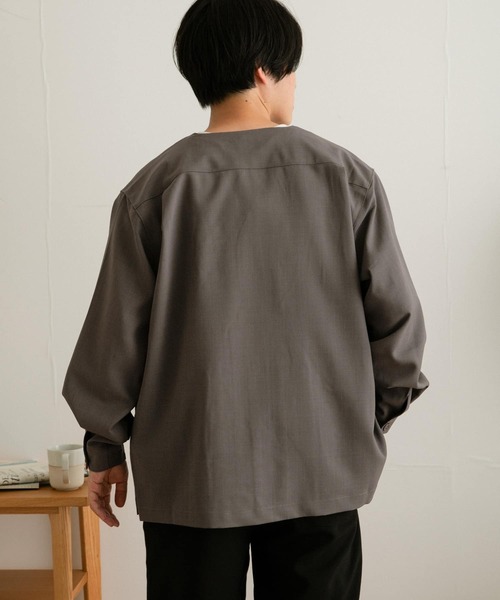 ITEMS URBANRESEARCH（アイテムズ アーバンリサーチ）の「エステルパナマ Vネックシャツカーディガン（カーディガン/ボレロ・メンズ・ネイビー/グレー系その他/チャコールグレー・LARGE/MEDIUM）」の4枚目の写真