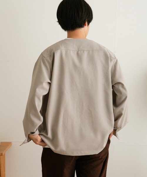 ITEMS URBANRESEARCH（アイテムズ アーバンリサーチ）の「エステルパナマ Vネックシャツカーディガン（カーディガン/ボレロ・メンズ・ネイビー/グレー系その他/チャコールグレー・LARGE/MEDIUM）」の5枚目の写真