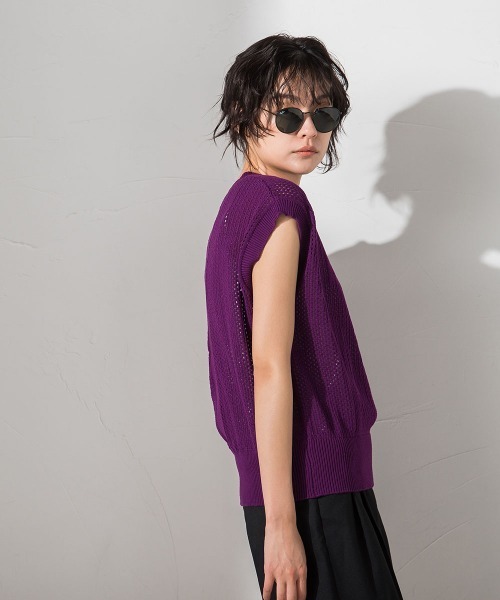 socolla（ソコラ）の「【socolla】インナー付き透かし編みロゴニットベスト≪手洗い可能≫（ニット/セーター・レディース・オフホワイト/グレー/パープル・M）」の5枚目の写真