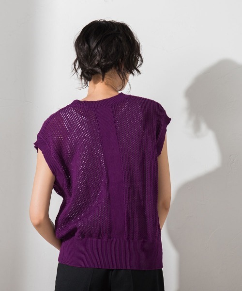 socolla（ソコラ）の「【socolla】インナー付き透かし編みロゴニットベスト≪手洗い可能≫（ニット/セーター・レディース・オフホワイト/グレー/パープル・M）」の6枚目の写真
